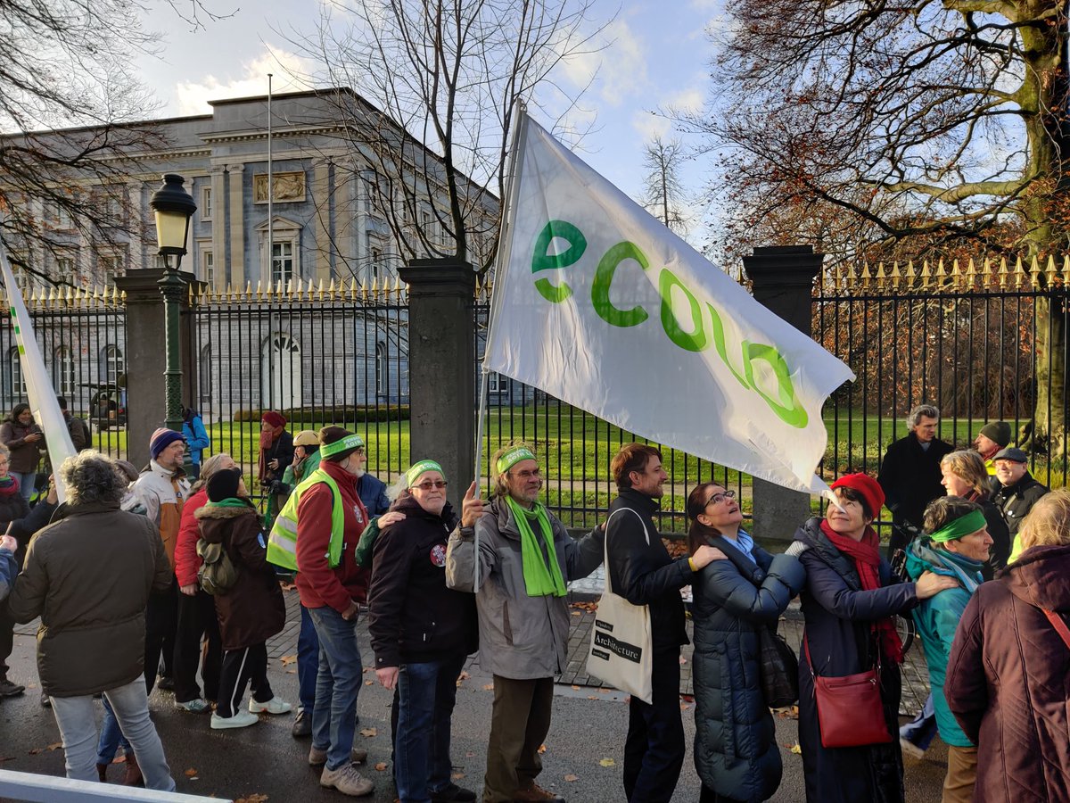 EHuytebroeck's tweet photo. I was présent in Brussels today with thousands other people to form a "human climate chain" to demand urgent climate action from political leaders attendons thé #COP25 climate negociations.@europeangreens #RealClimateLaw @Ecolo @groen https://t.co/Mf0TjCZmPP