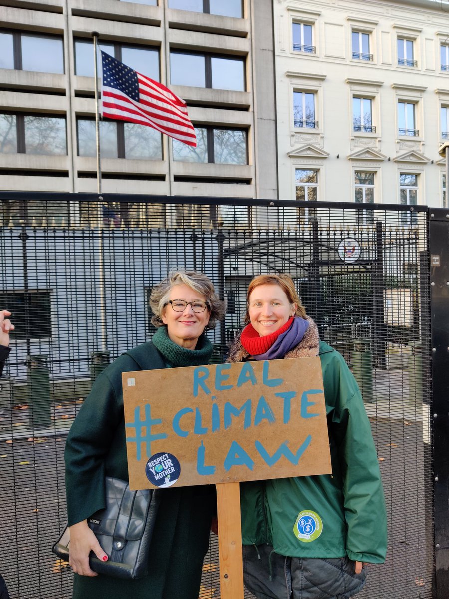 EHuytebroeck's tweet photo. I was présent in Brussels today with thousands other people to form a "human climate chain" to demand urgent climate action from political leaders attendons thé #COP25 climate negociations.@europeangreens #RealClimateLaw @Ecolo @groen https://t.co/Mf0TjCZmPP