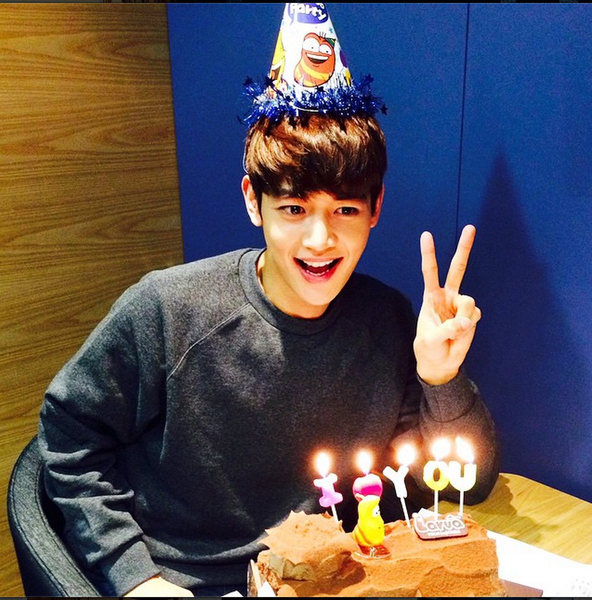 5HINee_Chile's tweet photo. 🎂❤ #HAPPYMINHDAY ❤🎂

Porque no hay distancia ni ejército que nos separe de ti, te deseamos un enorme feliz cumpleaños que puedas disfrutar con familia y amigos ¡Feliz 28 años y te amamos mucho, Minho! 😍

#민호생일축하해
#해병민호의_스물아홉번째_겨울
#민호의_29번째_겨울 https://t.co/ycIcdPYx0Y