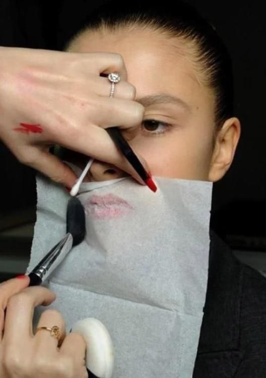 Fiufiu1995's tweet photo. Para que dure más el lápiz de labios, absorbe el exceso de color con un pañuelo
Chica con un pañuelo sobre su boca 
Después fija el color con polvo translúcido y pasa una vez más el labial del color que elegiste.
💁💅
#FiuFiu
#SiempreChicNuncaInChic https://t.co/2qN5XiYB8h