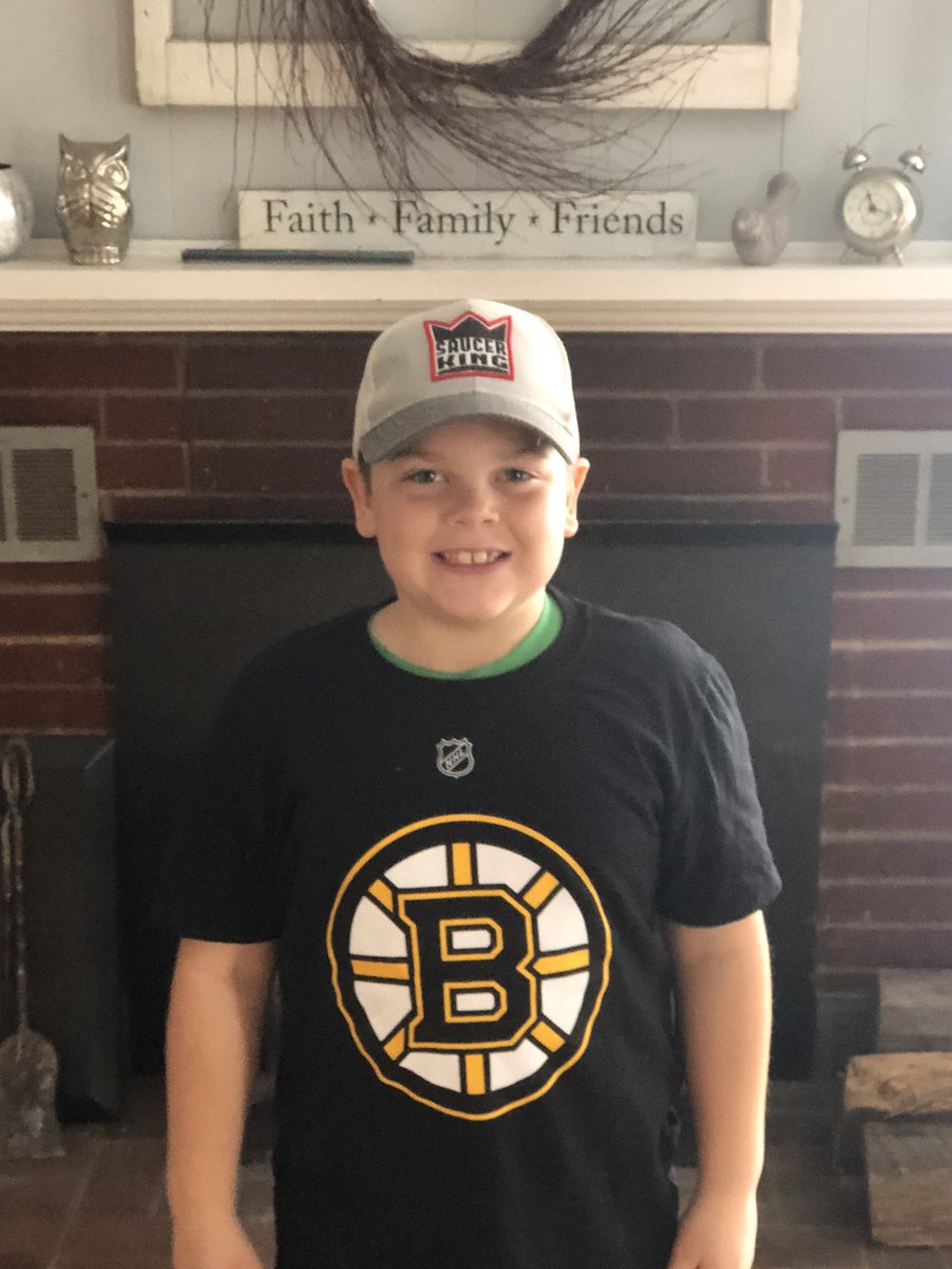 All this guy wanted for x-mas was to see the <a href="/NHLBruins/">Boston Bruins</a> play live on monday night in ottawa! He just picked up his favourite players shirt <a href="/Bmarch63/">not Brad Marchand</a> ! He was looking at @ToreyKrug shirts but they only came in extra small 😉