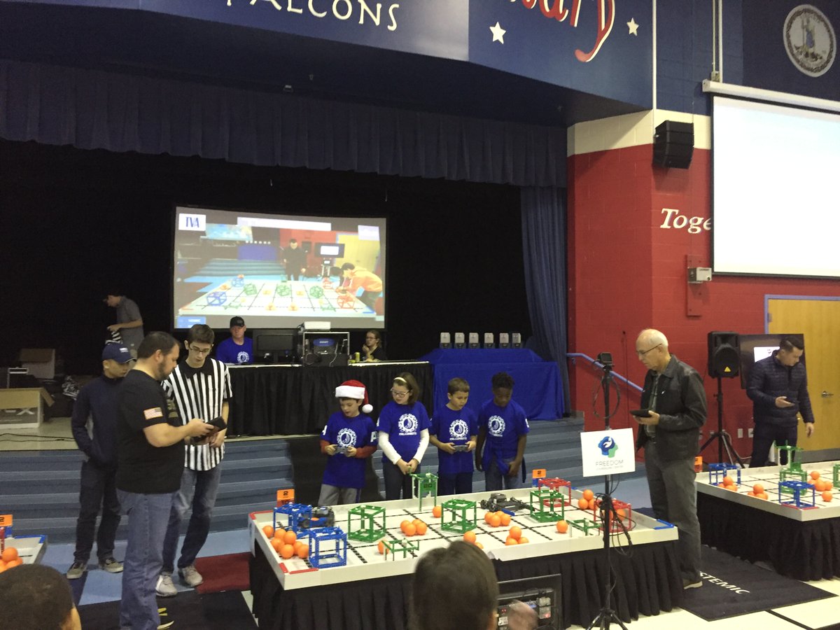 ALESFalconbots's tweet photo. It is fun to see Falconbot teams competing together! #AshlandSOAR #AshlandRobotics https://t.co/1Z9lWHYu2k