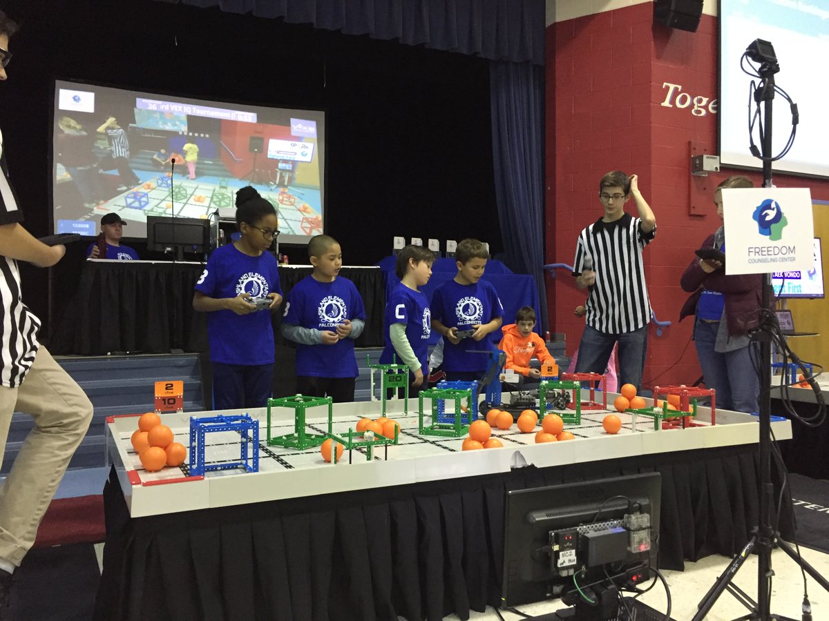 ALESFalconbots's tweet photo. It is fun to see Falconbot teams competing together! #AshlandSOAR #AshlandRobotics https://t.co/1Z9lWHYu2k