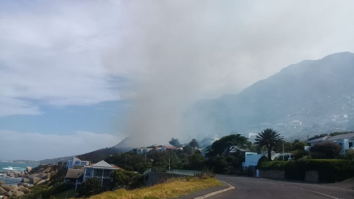 TableMountainNP's tweet image. Approximately 70 fire fighters, three water tankers, three helicopters and a number of resources from the @cptfrs are on scene at this stage.

Please stay clear of the area and allow firefighting vehicles to pass.

#RocklandsFire #Fire #Wildfire #FireSeason

📸 Supplied