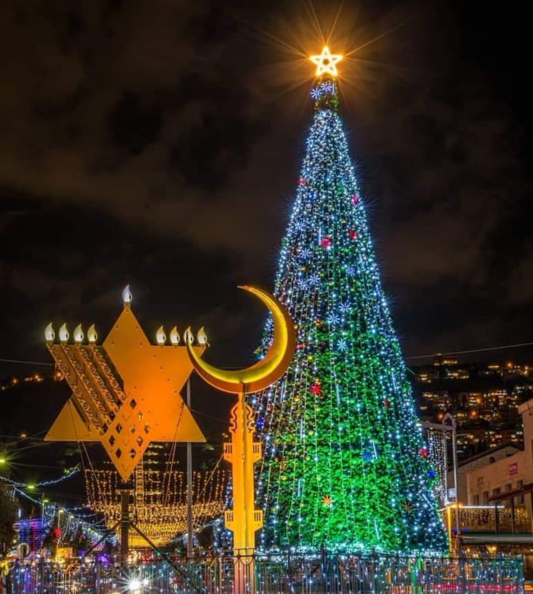 MemGuimel's tweet photo. Esto es Haifa (Israel).
En estos días es normal encontrar la Janukiá, el arbol de Navidad y la media luna en ciudades de Israel y grandes superficies comerciales.
Ejemplo de  unión, fraternidad y convivencia entre los pueblos.
Que la luz ilumine el Shalom (la Paz) en el mundo. https://t.co/RgtNQyB75w