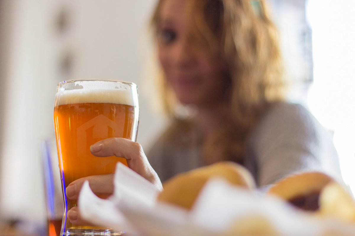 Time for Sunday specials! $1 off all pork, chicken, and Sloppy Joe sliders and “s” drafts:

Skinny D Kolsch
Sexy Cat APA
Summer Months Lager
Smoking Goat Red Pepper Ale
Seis Demonios Barrel Aged Dark Ale
Hello Sunshine Orange Vodka Cocktail

#Knoxville #craftbeer #knoxrocks