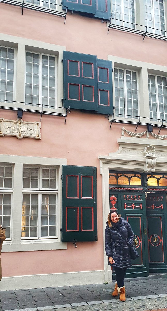 MarianaBelem's tweet photo. Cheguei em Bonn e fui direto pra casa de Beethoven, onde ele nasceu e viveu até os 22 anos ❤ Não pode tirar foto do acervo, partitura e instrumentos, então fica aí registros do jardim DEUSO. @KLM #FlyBlue #Alemanha #Bonn #MDPVPeloMundo #MariBelemViaja https://t.co/58vzbFLAa6