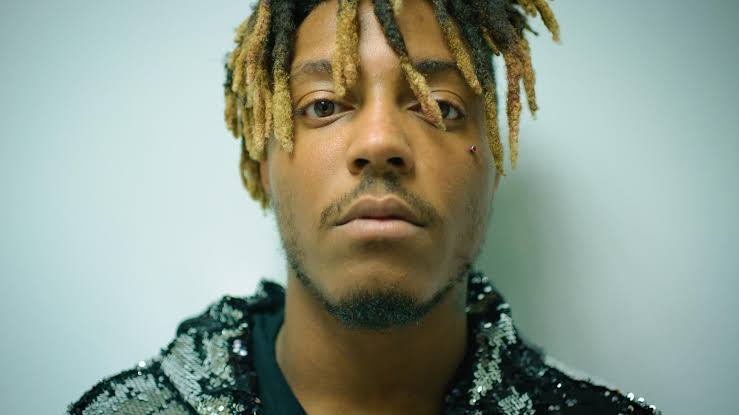 pyewaw's tweet photo. Juice WRLD has passed away today at the age of 21 after suffering a seizure at Chicago’s Midway Airport 😭😭😭💔💔💔 RIP https://t.co/NhHOF6qfCj