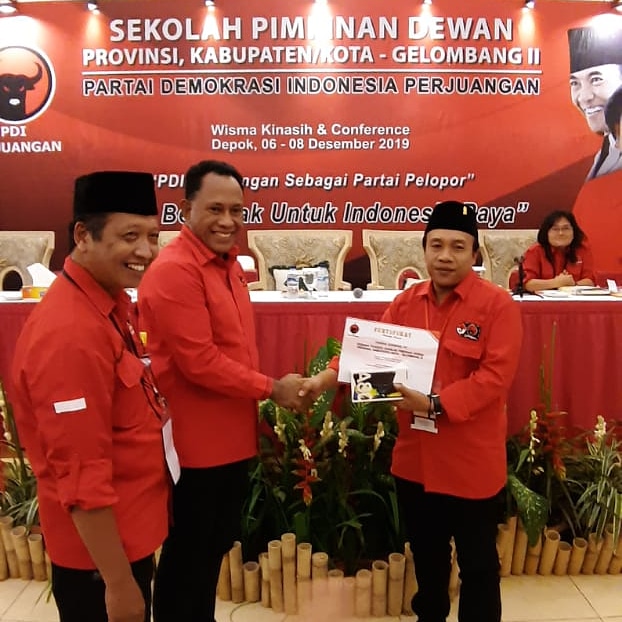 Suatu Kebahagiaan yang tak terhingga mendapatkan kehormatan menjadi Juara 1 dalam Sekolah Pimpinan Dewan Seluruh Indonesia yang di Selenggarakan DPP PDI Perjuangan

Duh Gusti Allah, semoga hambamu yang kecil ini, dapat selalu menjaga Amanah yang teramat berat ini...!