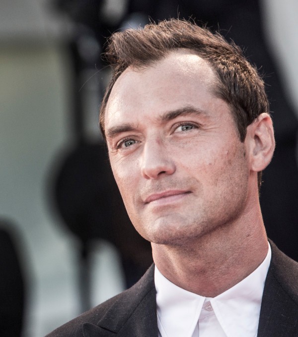 PotterWorldUK's tweet image. Happy birthday, Jude Law! He portrays Albus Dumbledore in Fantastic Beasts: The Crimes of Grindelwald. #HappyBirthdayJudeLaw