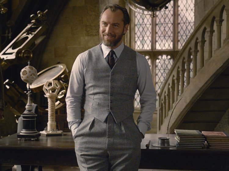 PotterWorldUK's tweet image. Happy birthday, Jude Law! He portrays Albus Dumbledore in Fantastic Beasts: The Crimes of Grindelwald. #HappyBirthdayJudeLaw