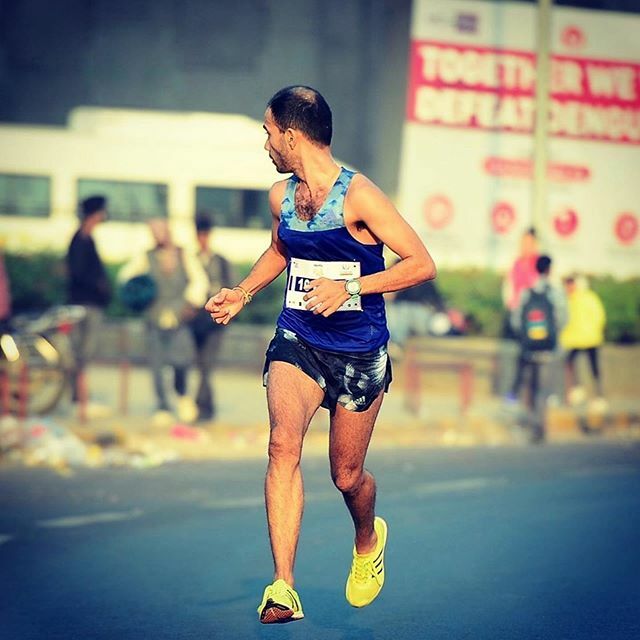 MumbaiRunners's tweet photo. 🏃🏽♂️: @ishphoriant
In the last km of a race, the biggest relief is to look behind and see no one is chasing you.
You are safe ! 😅
.
.
.
.
.
.
.
.
.
.
.
.
.
.
#MumbaiRunners
#halfmarathon #marathon #marathontraining #UndoOrdinary #trackandfield #nohum… https://t.co/OvaSgsb7AZ https://t.co/KE9VoWGL1u