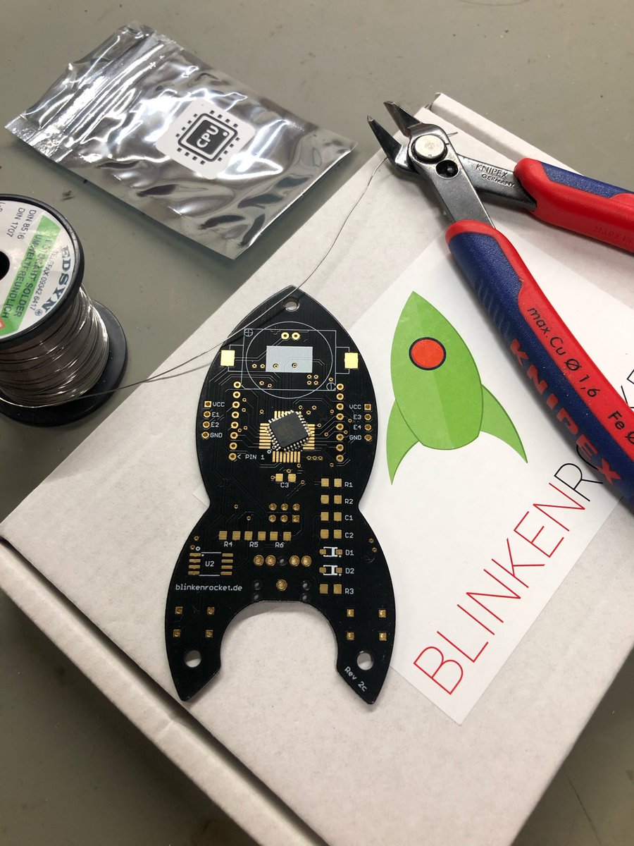 Auch dieses Jahr wird es wieder einen #Junghackertag auf dem #36C3 geben. Das <a href="/Chaos_m_Schule/">Chaos macht Schule - @cms@chaos.social</a> Team im <a href="/chaospott/">Chaospott</a> bereitet für Bastelprojekte vor und schult gerade Helfer für die <a href="/blinkenrocket/">blinkenrocket</a>. #c3e