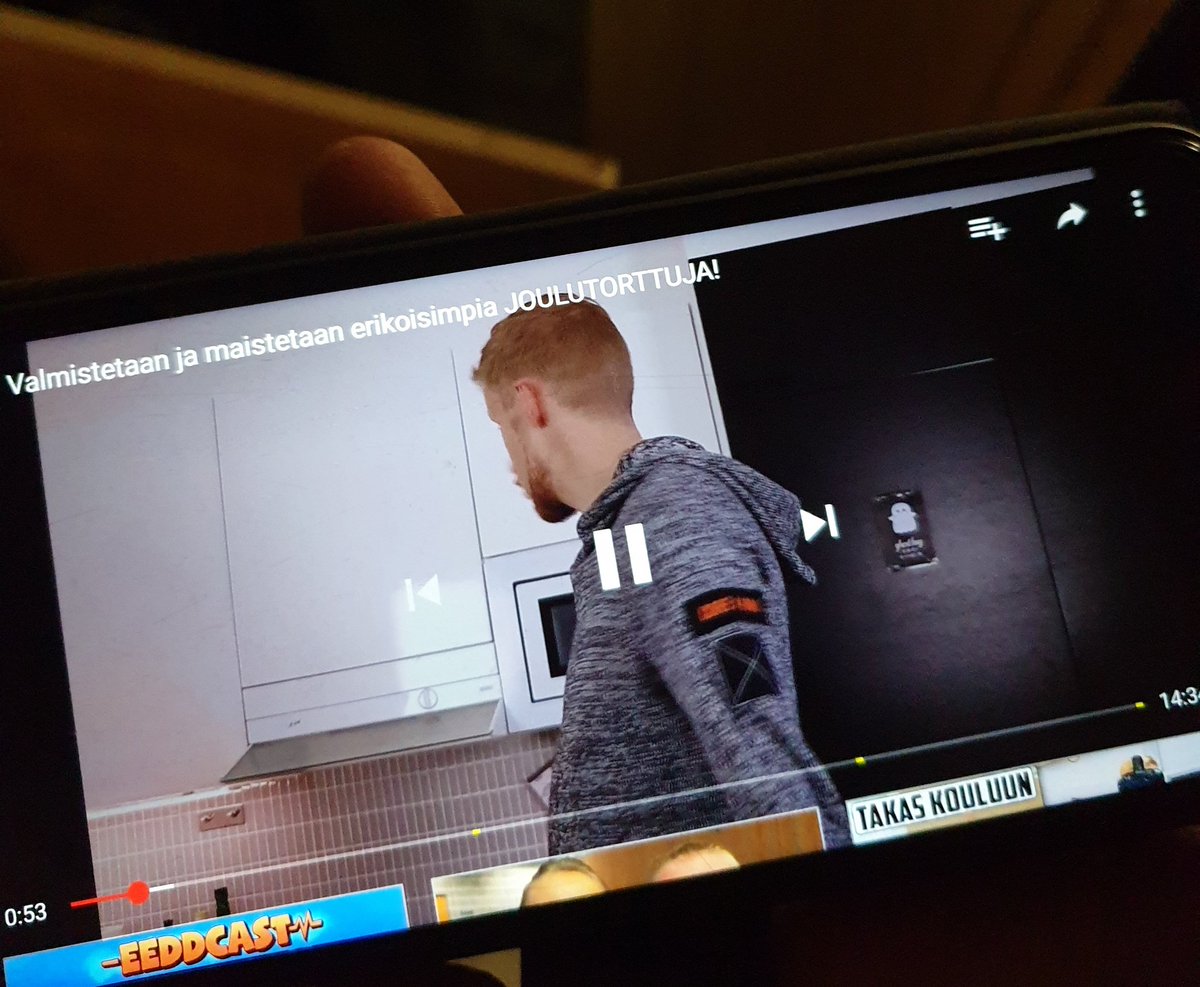 Sallamaariaaa's tweet photo. Sain eilen illalla sydärit. Vauva oli nukkumassa, ja olin keittiössä itkuhälyttimen kanssa. Vauvalle soi kohinaa youtubesta.
Yhtäkkiä HÄLÄRISTÄ KUULUU MIEHEN PUHETTA.
Juoksin täpöä makkariin.
Video oli loppunut, alkanut joku Roni Bäckin maksamakkaratorttu video. #RoniBack https://t.co/mUbi1OdpSZ