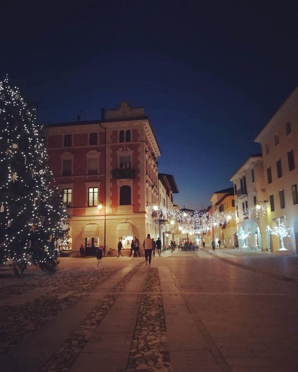 VisitFVG's tweet photo. La magia del #Natale inizia ad avvolgere il nostro #FriuliVeneziaGiulia. Qui la bellezza di Piazza Garibaldi a #Spilimbergo. 

🎄🎅🎄🎅🌠 🌠 🌠 

Ph. (IG) 📸 @elisadb96 per @somewhere_fvg #FVGlive https://t.co/jOOaqy5pmU