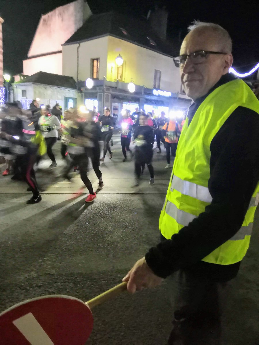 Maintenon2020's tweet photo. [Téléthon 2019]
Toujours investis dans la sécurité de nos concitoyens #JeanMichelDerocq et #PhilippeBianchetti ⚕️ participaient, hier, à la Course des Kangourous.
Un engagement fidèle depuis plusieurs années.
Faites un don #Telethon2019

📱3637
🖥️ https://t.co/ot6YUhmOJX https://t.co/tBkv0YVg5z