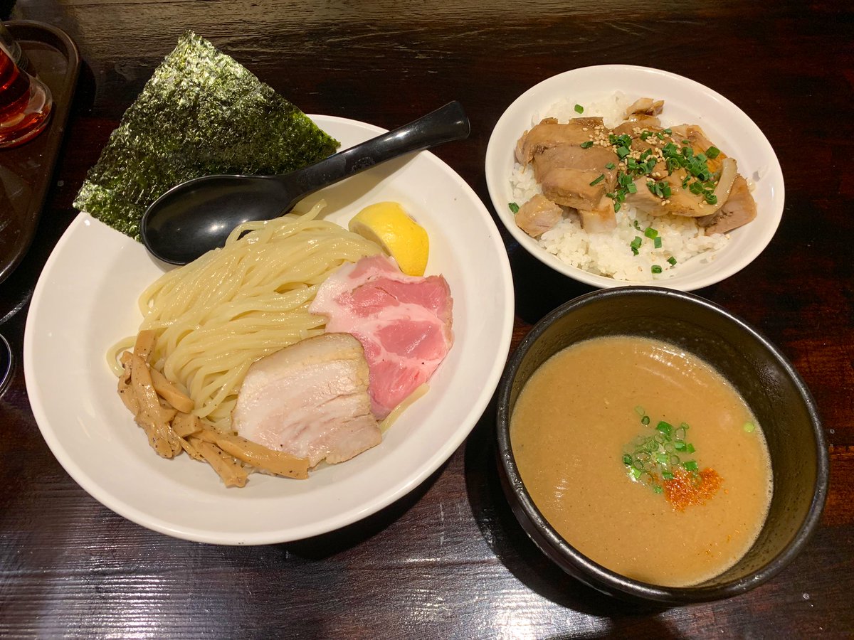 punikigohan's tweet photo. 最近食べた深夜のラーメンテロ https://t.co/6vGF5ZsuVR