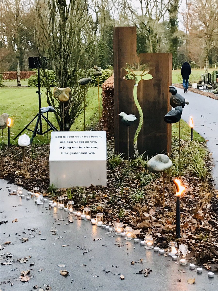 Op deze bijzondere dag , #wereldlichtjesdag , is het gedenkmonument voor overleden kinderen officieel onthuld. Een prachtig initiatief van inwoners en kunstenaars uit de gemeente <a href="/HELLENDOORNnl/">Gemeente Hellendoorn</a> . <a href="/CultuurCaravaan/">Cultuur Caravaan</a>