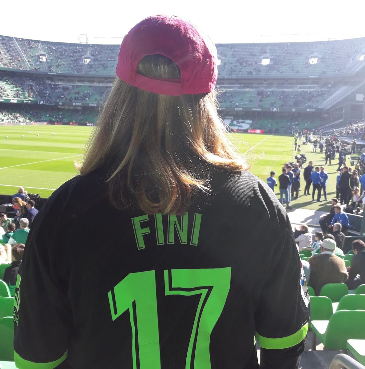LateJr_Svq's tweet photo. Buenas @joaquinarte , soy del otro bando , pero tengo una madre la cual hoy ha estrenado tu camiseta con su nombre. Con tu número a la espalda, ha sido tu talismán, ella es una luchadora incansable. 28 años de socia del club. Gracias por hacerla feliz. Lo demás me sobra todo. https://t.co/Sa5g2qjDS5