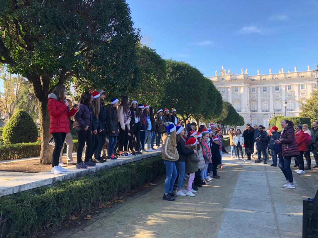 corosinankay's tweet photo. Ya llegó la Navidad y con ella la música de #SinanKay por las calles de Madrid.
Ayer disfrutamos de un día estupendo con nuestra directora @laradiloy y con nuestro profe @KikeLabian en representación de @kubbocompany ¡Felices!😊 #Alcorcón #Madrid https://t.co/58FZ4pYNEW