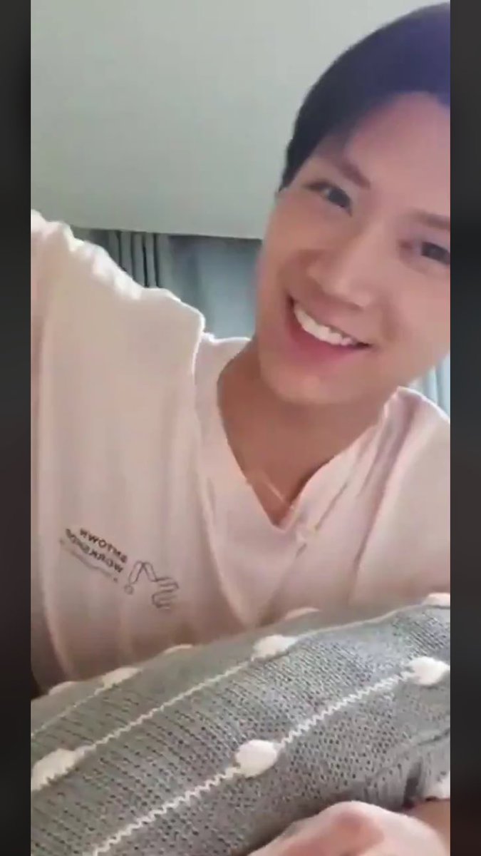 พึ่งเห็นว่าใส่เสื้อองค์กรนอน โคตรคนไทยอิเหี้ย กูไม่รู้เกาหลีใส่มั้ย แต่คนไทยใส่เเน่ 55555555555555555555