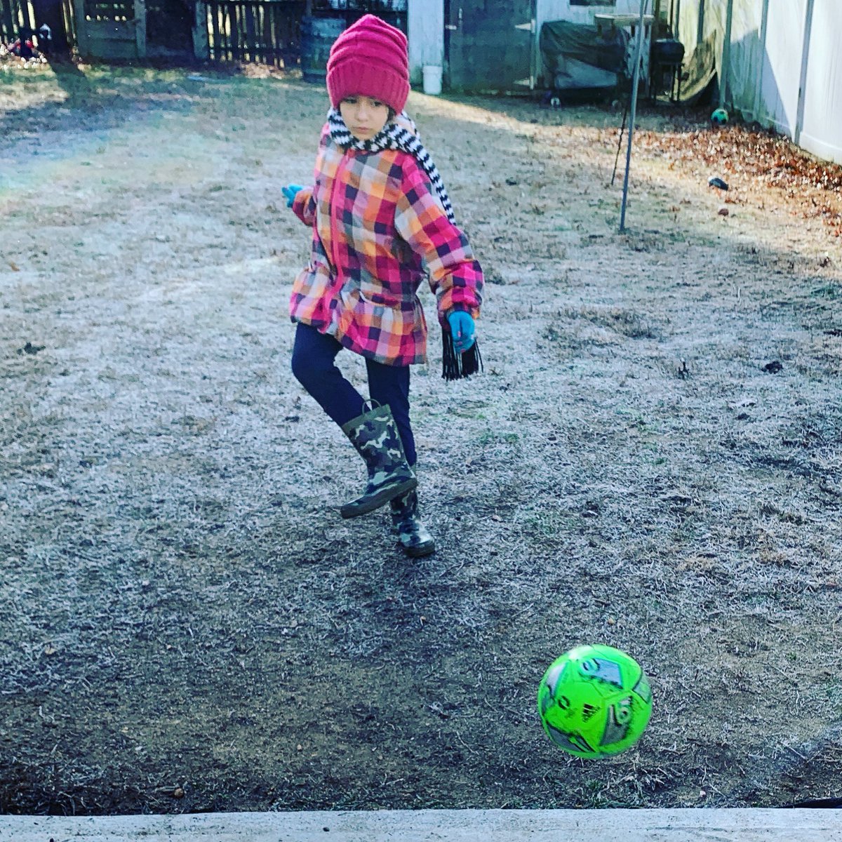 realmomshealth's tweet photo. Cold weather is no reason to stop practicing. 😁⚽️
#goalgetter #soccer #soccerskills #activekids #freshair #backyardplay https://t.co/tpFGLckZQG