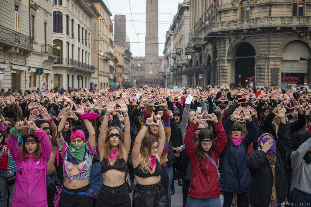 “Un violador en tu camino”, l’azione transfemminista in piazza Nettuno [video]

Anche sotto le due Torri riecheggia il “grido di lotta delle compagne cilene” rilanciato da Non Una Di Meno “contro il carattere patriarcale della violenza esercitata dal gov… ift.tt/344iC6W