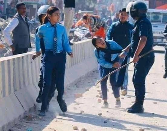 Dinu24's tweet photo. बाँके कोहलपुर प्रहरीको #15Round हवाइ फाइरिङ्गले आन्दोलनरत विद्यार्थीहरु केही घाइते हुन पुगेका छन😐️😔
अखिर कहिले सम्म प्रहरीको दमन ?
समबन्धित निकायको समयमा ध्यान जावोस!!
घाइते विद्यार्थीहरुको सिघ्र स्वास्थ लाभ को कामना https://t.co/4vrIPacwky