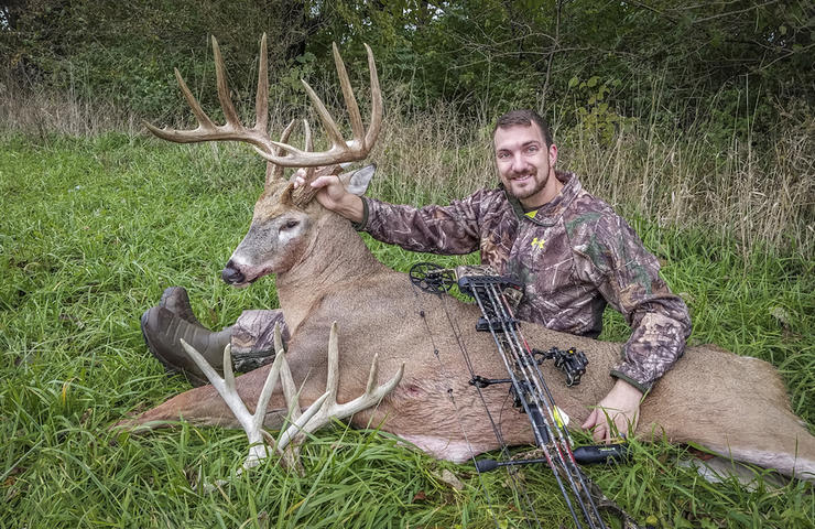 Realtree's tweet photo. Brook Current’s Monster Iowa Archery Buck https://t.co/rwNvb25ELl A three-season quest ends with a giant typical whitetail #Realtree #RackReport https://t.co/4BE8gyeBkN