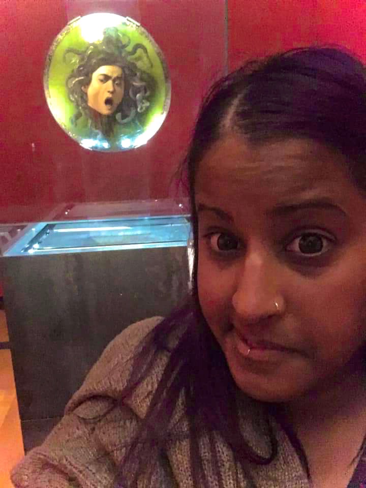 HardKnocksSam's tweet image. this isn’t photobombing.

it’s “holy f. Medusa is so terrifying, she has an entire room to herself.”

#UffiziGallery
#Caravaggio