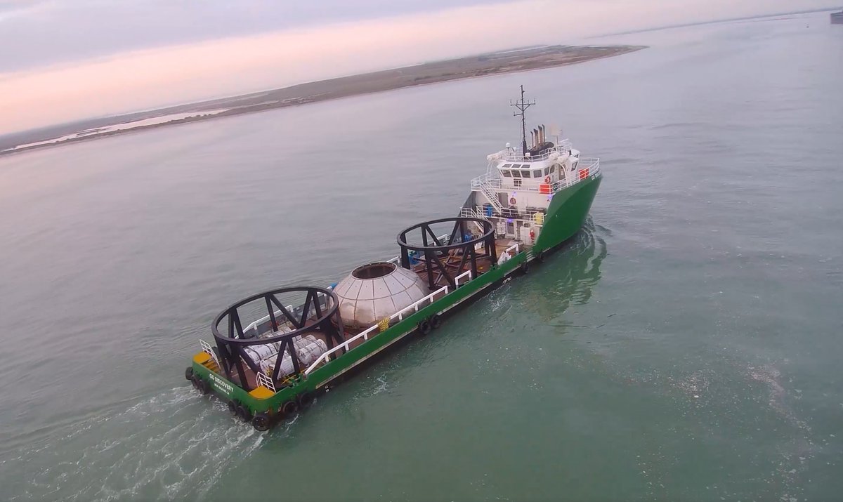 wakka44's tweet photo. Parti le 3/12 de @PortCanaveral le #GODiscovery est arrivé ce jour au port de #Brownsville au #Texas.
A bord, un "bulkhead" et 2 structures de base du #Starship destinés au #Mk2 sont acheminés vers le site du #Mk3 qui doit accélérer son processus de construction. Photos @LabPadre https://t.co/BrYZPOzhS3