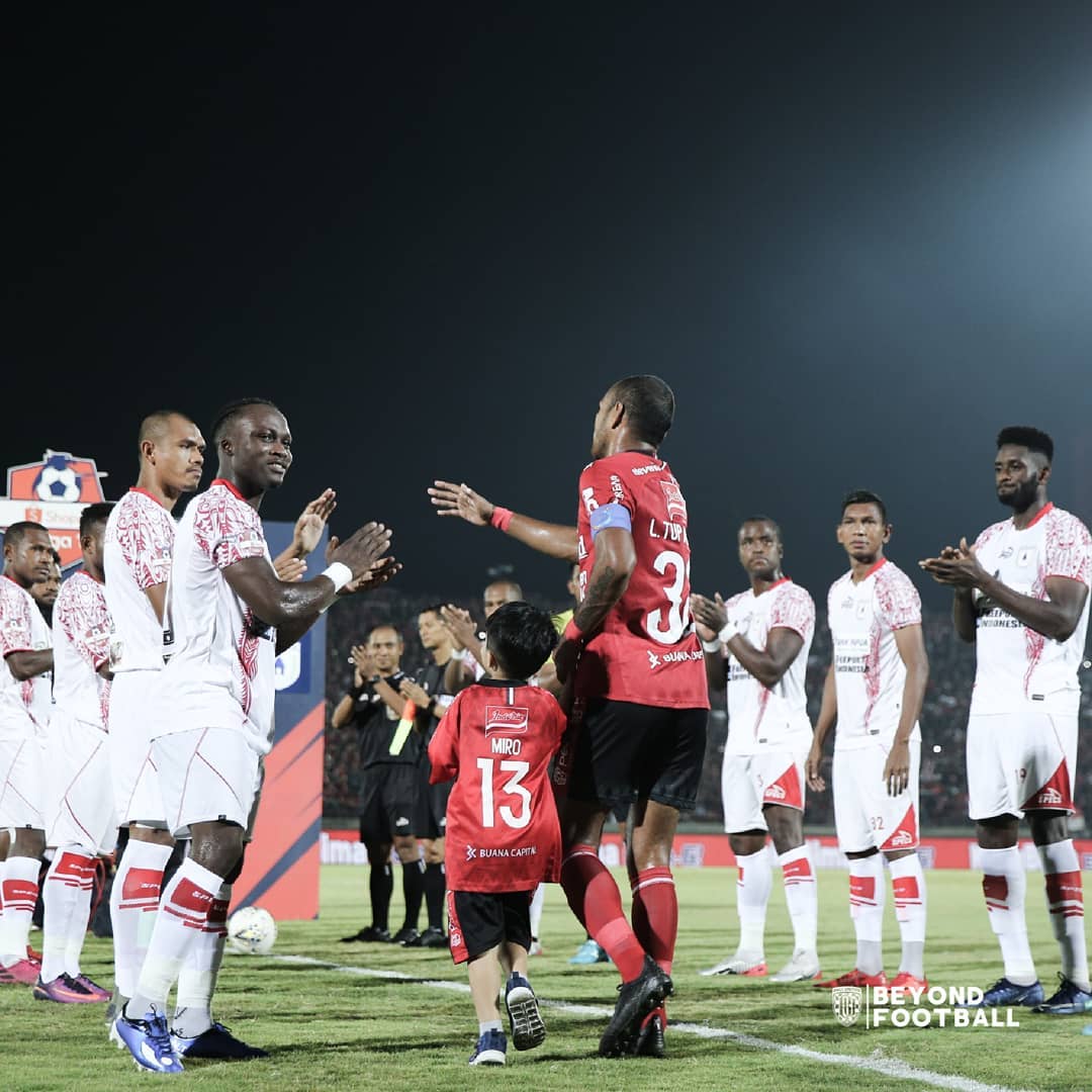 BaliUtd's tweet image. Guard of honour 🏆

BIG Respect @PERSIPURA_ 🙏😇

#BaliUnited #BeyondFootball #UN1TY #BanggaMengawalmu