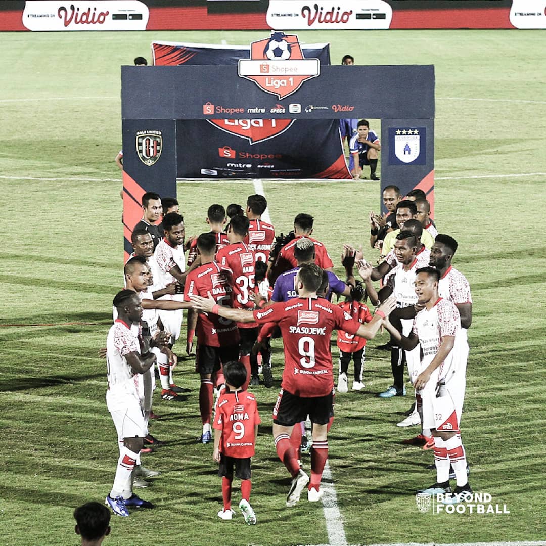 BaliUtd's tweet image. Guard of honour 🏆

BIG Respect @PERSIPURA_ 🙏😇

#BaliUnited #BeyondFootball #UN1TY #BanggaMengawalmu