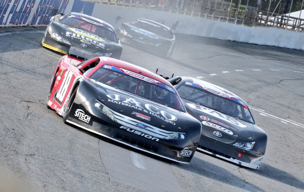 After taking a few years off, former Snowflake 100 winner <a href="/HunterRobbins18/">Hunter Robbins</a> has been consistently fast this week at <a href="/5FlagsSpeedway/">5 Flags Speedway</a> driving the <a href="/SandersRacing18/">Ronnie Sanders Racing</a> machine. He will start the #SnowballDerby from the 17th position.

📺: bit.ly/SNOWBALL1