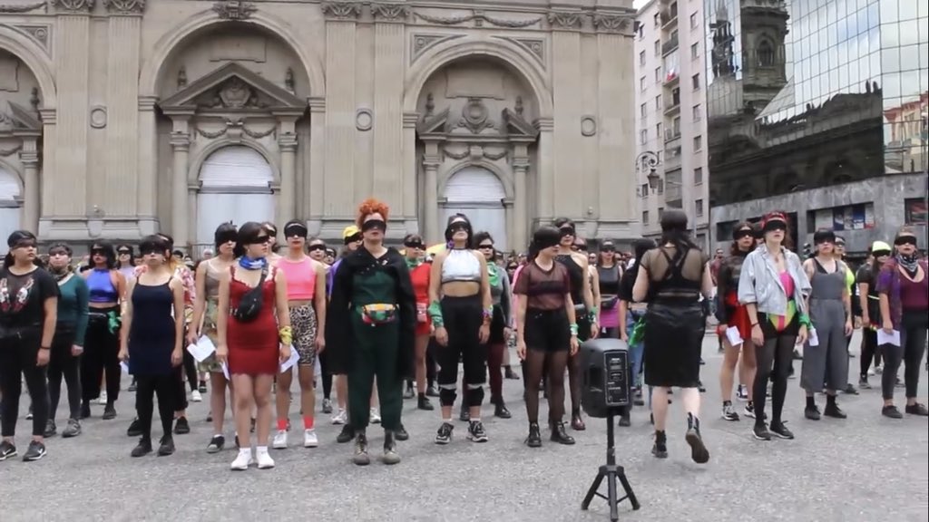 Türk kadını  küresel çetelerin etnik dinsel ve  şimdi de CİNSEL bölücülüğün öznesi olmayacaktır. Kadınıyla erkeğiyle omuz omuza ekonomik siyasal sosyal  kültürel bozulmaya karşı  mücadele edeceğiz... bilmemne dansıyla,  feminist şovlarla ancak bölücülüğün ekmeğine yağ sürülür...