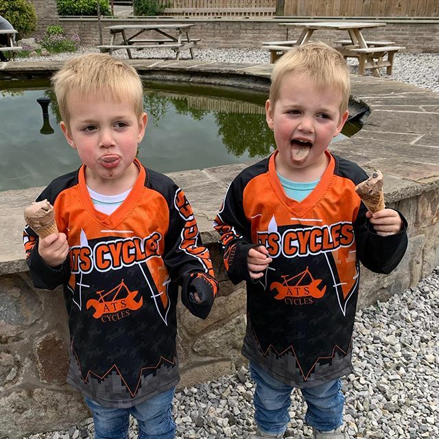 AtsCycles's tweet photo. Bikes and ice cream! Whatโs your mid ride snack or drink? Whoโs is a beer ๐บ or are you all #atheletes? #atscycles #twinlife #balancebike #youngestmembers #ride #mtb #biker #dadoftwins #mymotivation https://t.co/wmrF16RbbM https://t.co/ljR74UsNxM