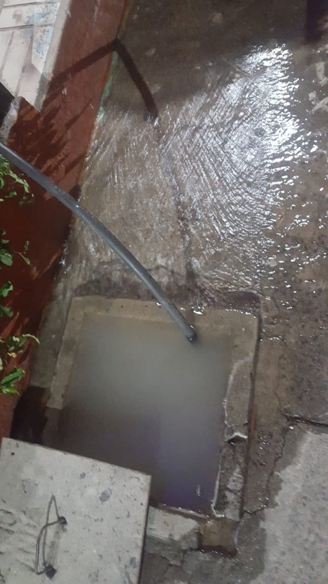 SoyacitySV's tweet photo. #SoyacityReporta fuga de agua potable en Colonia Coruña 1 pasaje #3 block "k" ,# 39 #Soyapango sobre la avenida Morelos.
C.c.@ANDASV https://t.co/wvofQggfjY