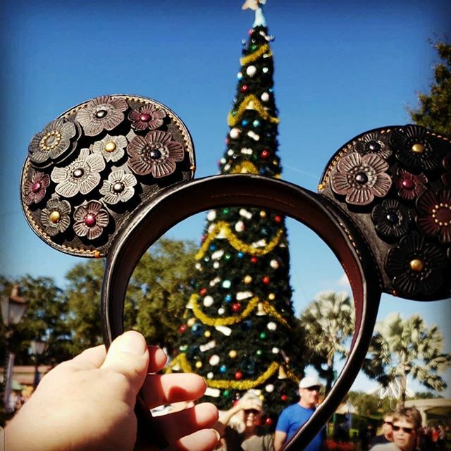 SimKrisque's tweet image. Best husband ever! He found the sold out Coach ears I was dying for at Epcot this morning. #disneyworld #annualpassholder #disneyears #designerears #coach #epcot #trophyhusband ift.tt/368b98u