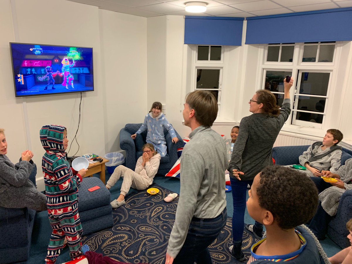 thonehouse's tweet photo. Our final weekend of term was full of fun, games, eating, shopping, wrapping- oh and 'Just Dance' against the Headmaster 🎄🎅🏻🍫💃😂

#theheadmastercandance #boardingfamilyfun
#5moresleepstogo #tauntonprepschool #tauntonschool #iloveboarding https://t.co/Oa41Ywh1TC