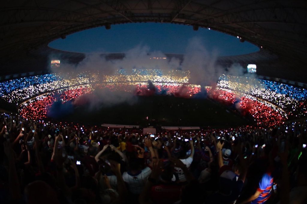 FortalezaEC's tweet photo. 52.552 pagantes! Cite uma torcida mais foda e falhe miseravelmente. Que noite, amigos, que noite! #TorcidaMaisEspetacularDoBrasil #VamosFortaleza #FortalezaEC 📷: Gustavo Simão https://t.co/6ZUqCRjFm6