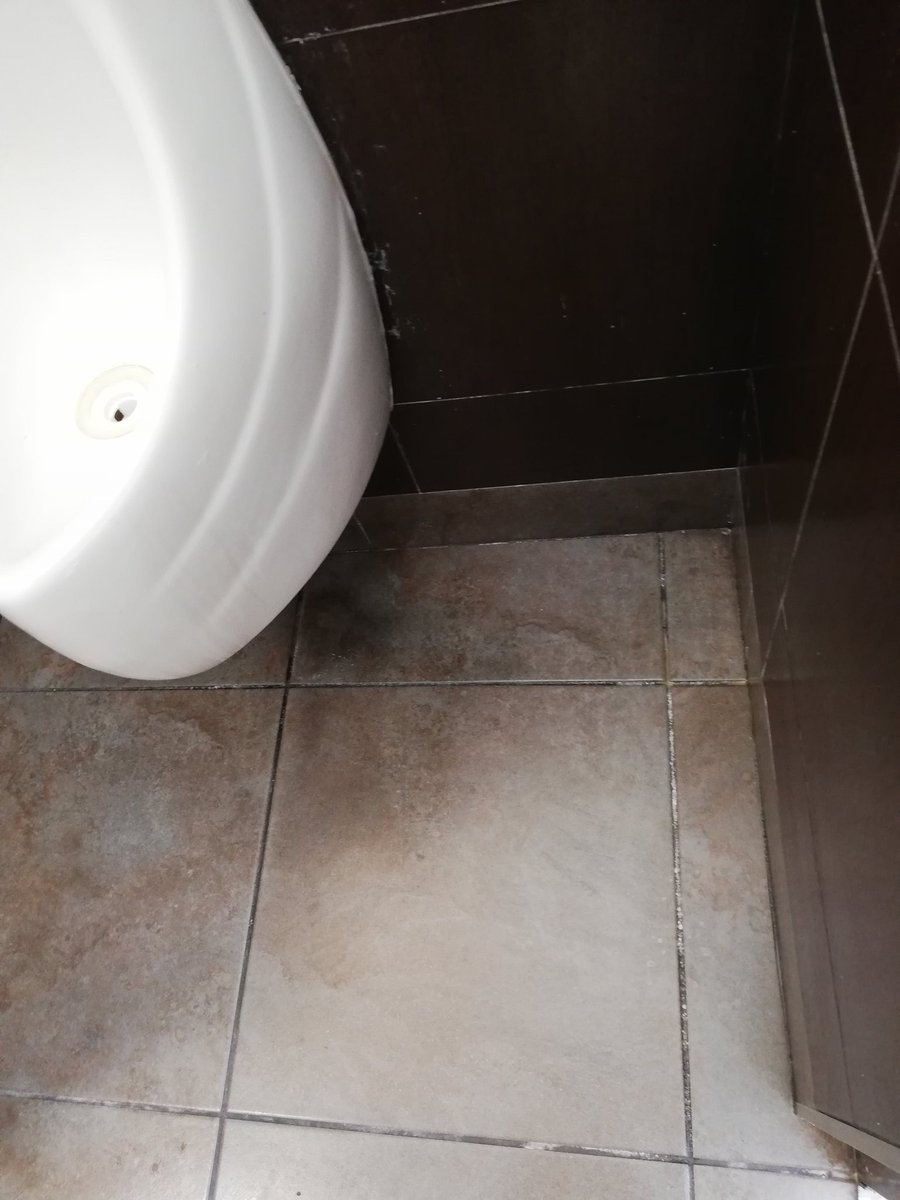 george_vera's tweet photo. @McDonaldsMexico aquí las pruebas, con esa base de mesa se corto el pie mi hijo, y toda oxidada peligro de tétanos https://t.co/JijQnqDB1j