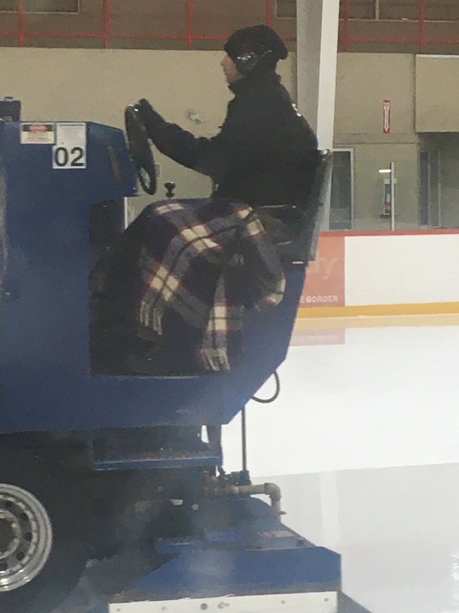 MWapples's tweet photo. In 27 years doing ice this is a first! Must be the wind currents at GPF https://t.co/JiAVvtpafj