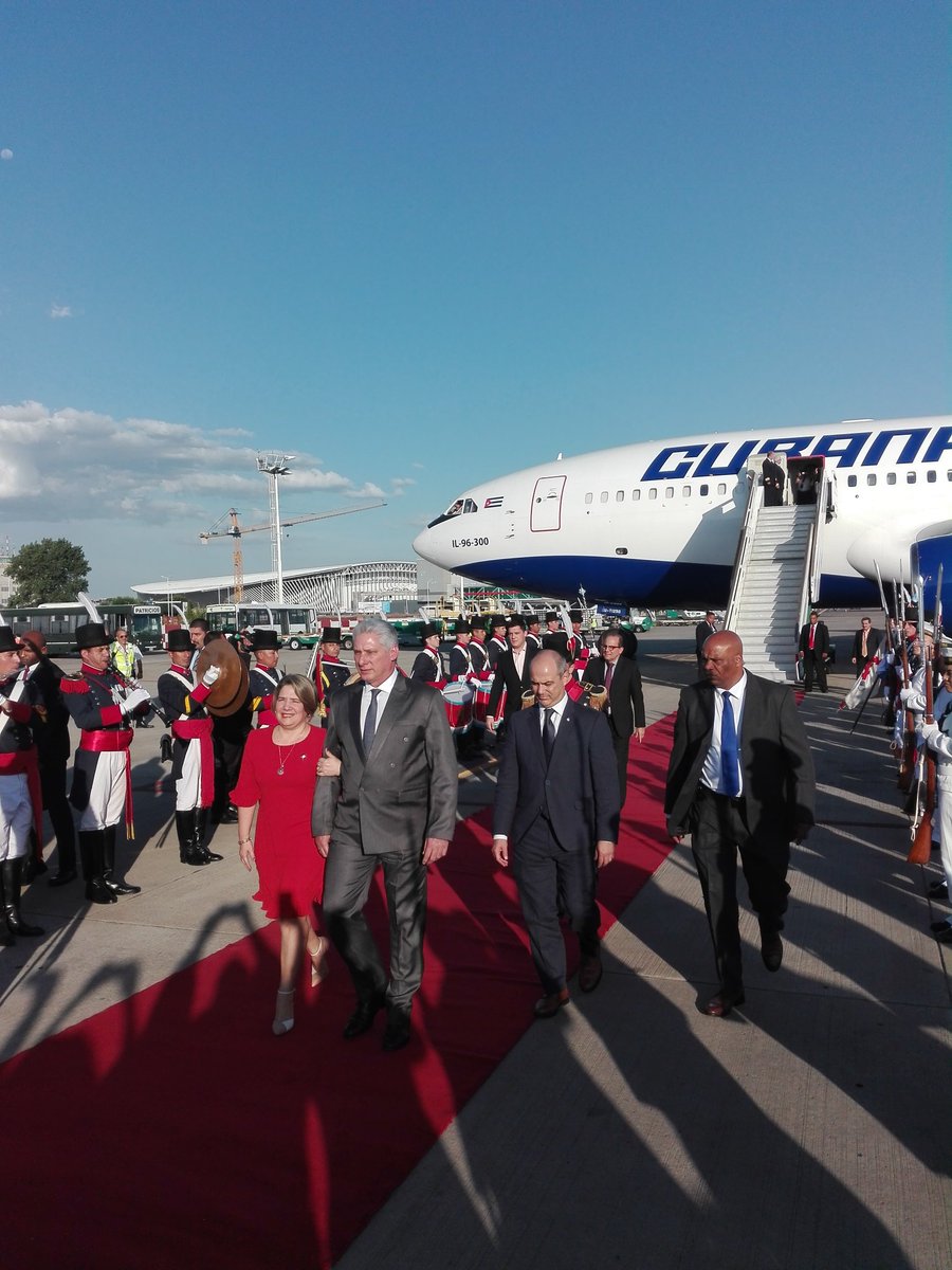 leticiadeCuba's tweet photo. #ULTIMOMINUTO: El presidente @DiazCanelB llegó a #Argentina para participar en la toma de posesión de @alferdez y @CFKArgentina, que tendrá lugar el #10Dic. Ambos pueblos, que mantienen una relación entrañable, establecieron relaciones diplomáticas en 1909. #ArgentinaDePie https://t.co/F8X0CwLC0Y