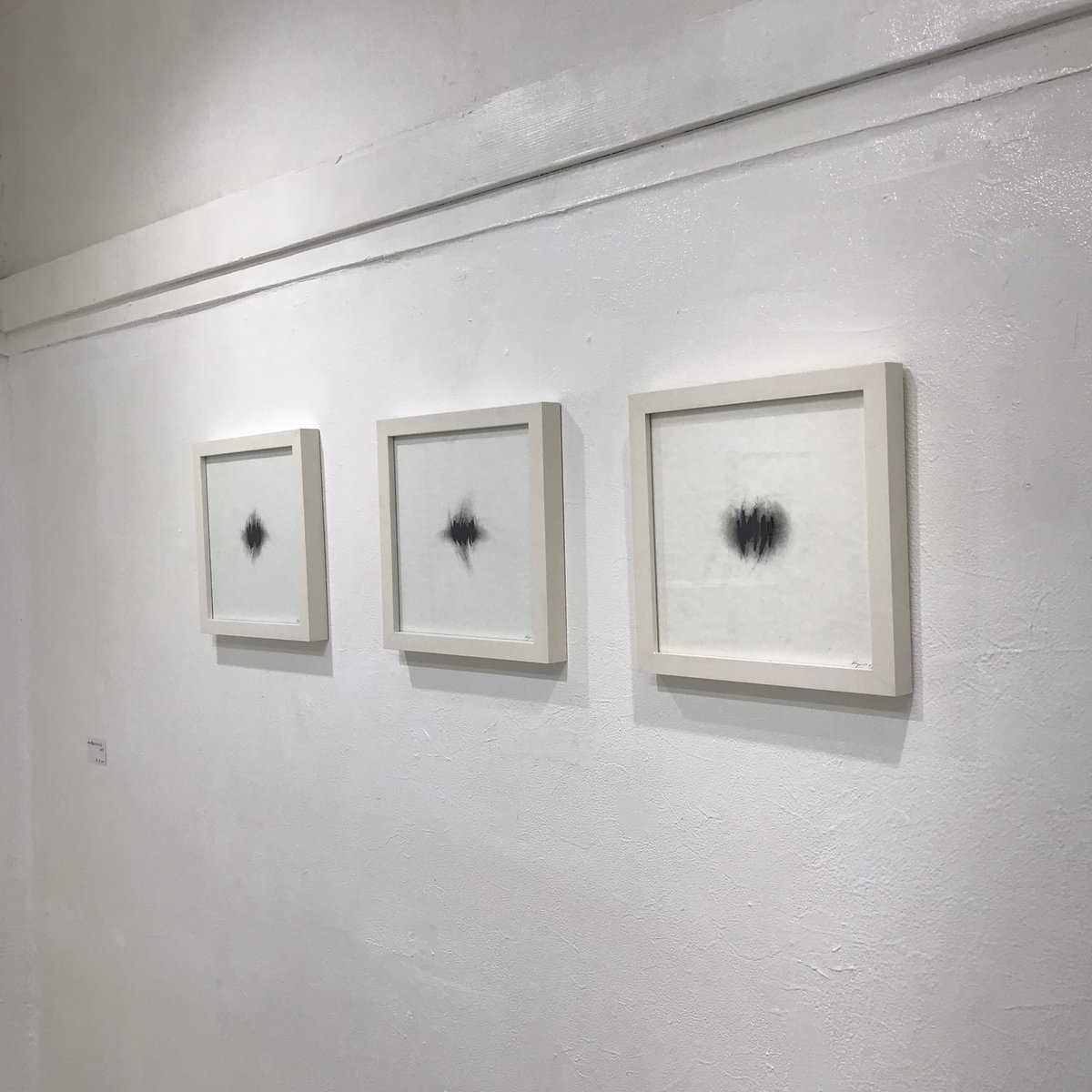 katze_ween's tweet photo. ウィーン留学時代の仲間、美術作家である梶浦徳雄氏の個展に行ってきました。素敵な空間でした♪お時間ある方はいらしてみてください。そして余裕のある方は是非お買い求めを!😁#渋谷 #Room412 #画廊 #展覧会 #梶浦徳雄展 https://t.co/CvDdUeLCT7