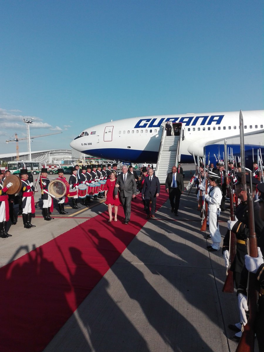 leticiadeCuba's tweet photo. #ULTIMOMINUTO: El presidente @DiazCanelB llegó a #Argentina para participar en la toma de posesión de @alferdez y @CFKArgentina, que tendrá lugar el #10Dic. Ambos pueblos, que mantienen una relación entrañable, establecieron relaciones diplomáticas en 1909. #ArgentinaDePie https://t.co/F8X0CwLC0Y