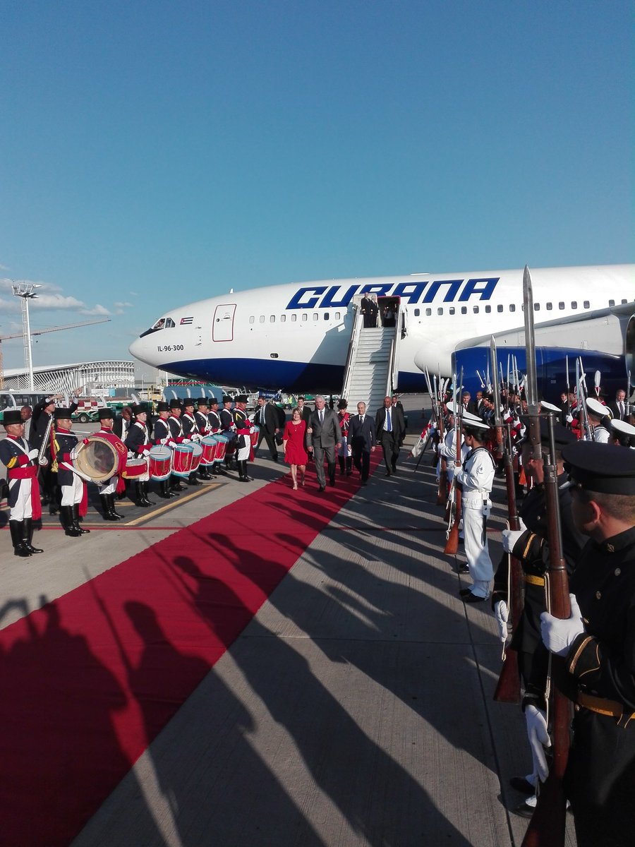 leticiadeCuba's tweet photo. #ULTIMOMINUTO: El presidente @DiazCanelB llegó a #Argentina para participar en la toma de posesión de @alferdez y @CFKArgentina, que tendrá lugar el #10Dic. Ambos pueblos, que mantienen una relación entrañable, establecieron relaciones diplomáticas en 1909. #ArgentinaDePie https://t.co/F8X0CwLC0Y