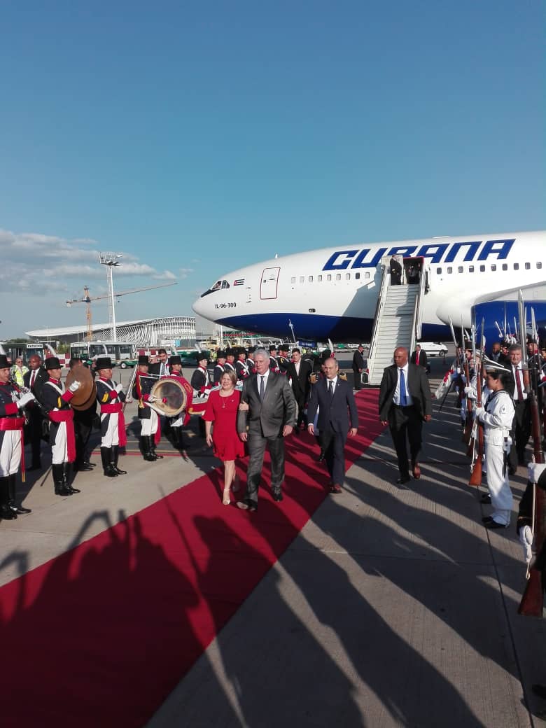 El Presidente de la República, <a href="/DiazCanelB/">Miguel Díaz-Canel Bermúdez</a>, llega #AHORA al aeropuerto internacional d la ciudad d #BuenosAires, #Argentina, para asistir el próximo 10 de diciembre a la toma de posesión de <a href="/alferdez/">Alberto Fernández</a>. Larga tradición de historia y amistad distingue los lazos entre ambas naciones.