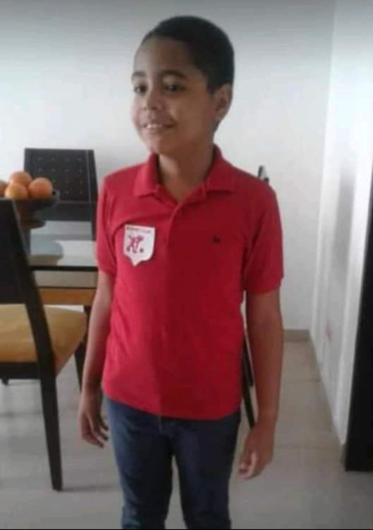rodri22072's tweet photo. Amigos hagamos viral este niño en cali que al no poder tener su camiseta  de @AmericadeCali x no tener dinero y porq su familia es del cali hizo esto..@Xarita327 @elyrozc @ElGatoArceArce @StonerFPC9 @GaboEnLaRed @EduardoLuisFut @yeisonplazas27 @jhonparamo07 @mundorojo1927_ https://t.co/QbxGzHJyLg