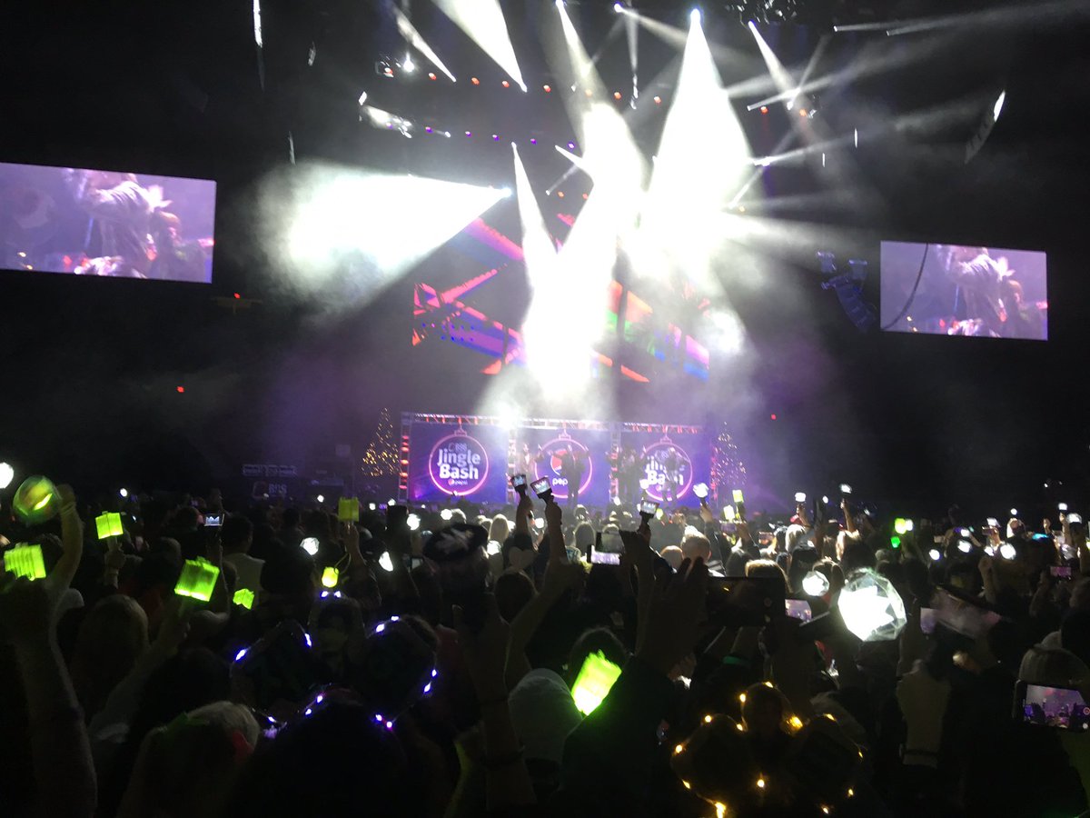 moneycll's tweet photo. #B96JingleBash was so fun! I didnβt get many good pics of Monsta X but, yβall, look at all the light sticks. The whole place was like this. It was super loud and crazy. ππ @B96Chicago #NeverGiveUpOnMX7
#λͺ¬μ€νμμ€λ_7λͺ
μ΄λ€
@STARSHIPent
@OfficialMonstaX https://t.co/c2GfEw5DWu