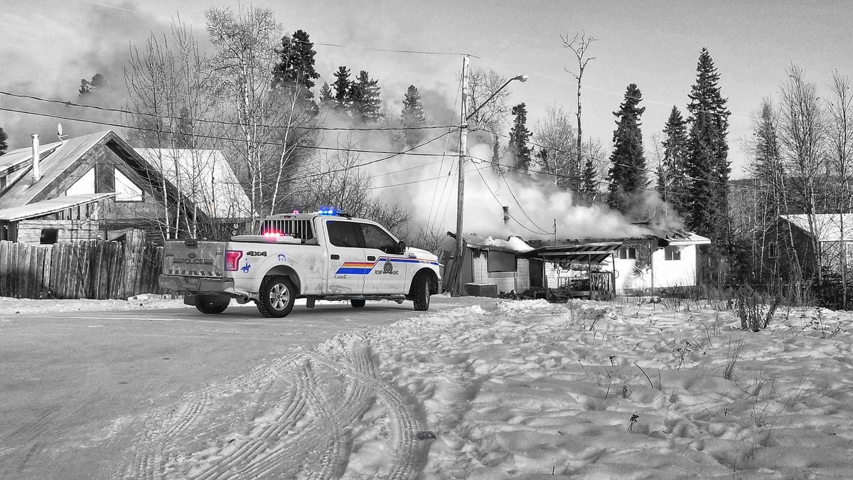 Steve1Watkins's tweet photo. Always working alongside our partners to bring service to our communities. Thankful no one was hurt in this house fire https://t.co/KvEIqHhq25